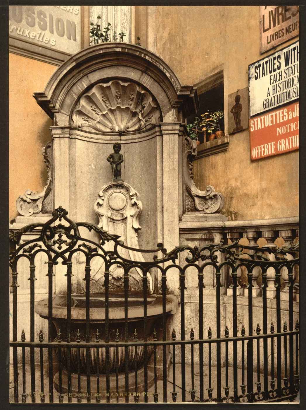 Manneken Pis op zijn vaste plek
