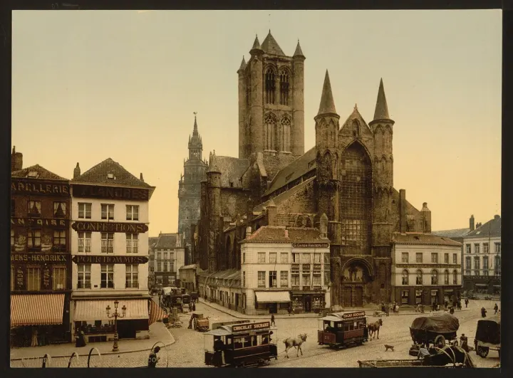 De Sint-Niklaaskerk vanaf de Korenmarkt