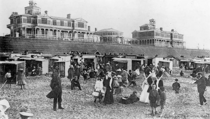 Het strand bij het koninklijk chalet